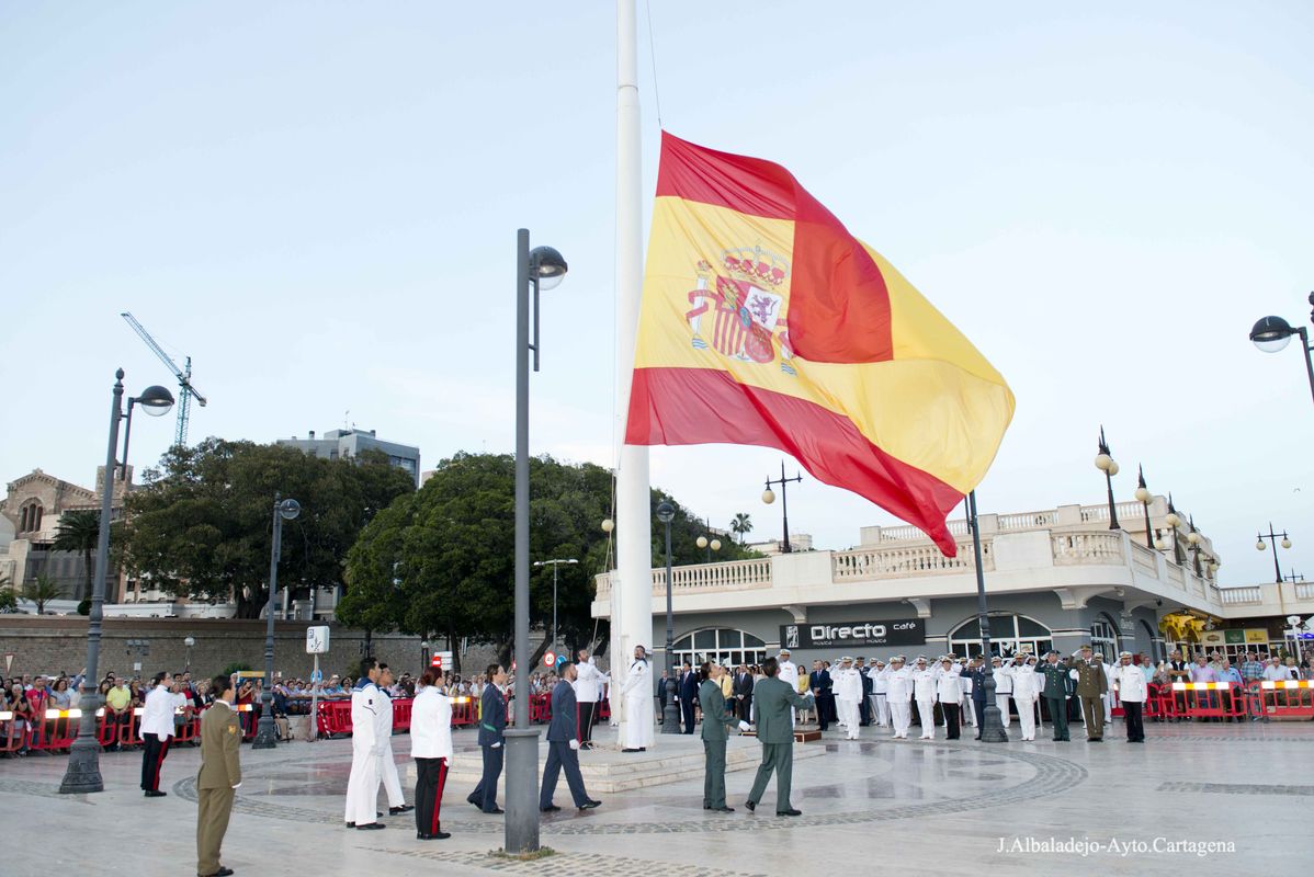 La explanada del puerto se viste de gala en el acto de arriado solemne de Bandera con motivo del Día de las Fuerzas Armadas