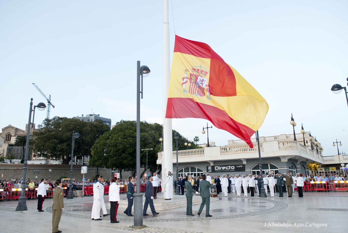 La explanada del puerto se viste de gala en el acto de arriado solemne de Bandera con motivo del Da de las Fuerzas Armadas