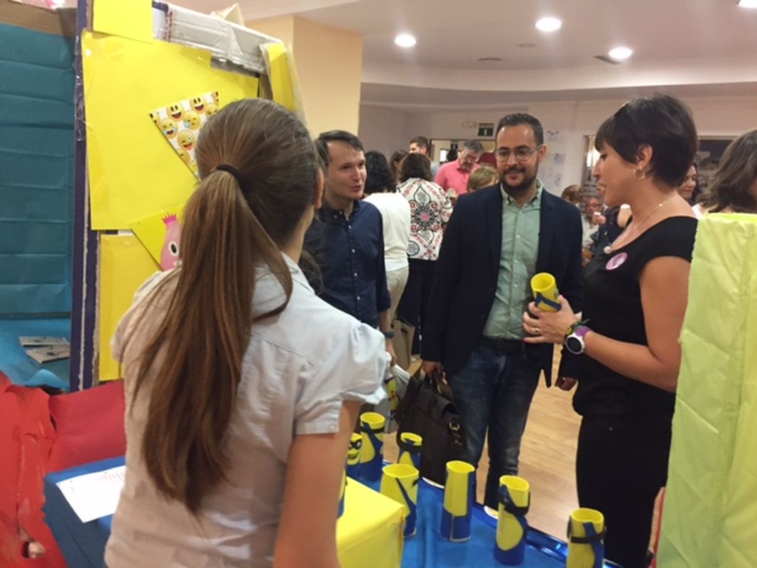 Los alumnos de FP Bsica del ISEN venden sus productos en el III Mercadillo Solidario