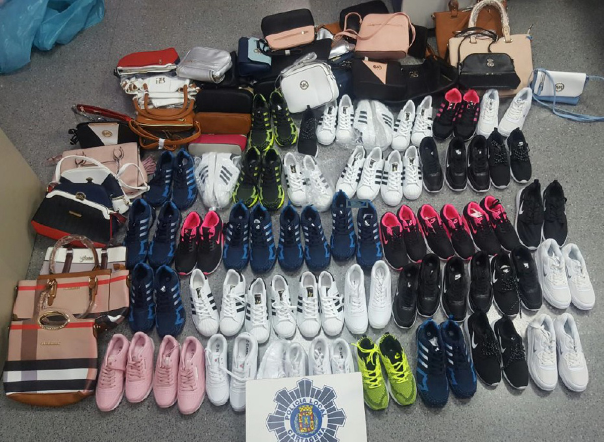 Bolsos y zapatillas deportivas de imitacin decomisadas en el Mercadillo de Cabo de Palos