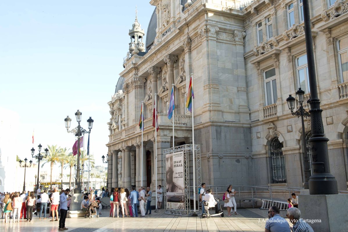 El Palacio Consistorial ya luce las banderas por la diversidad sexual con motivo del Orgullo LGTBI+