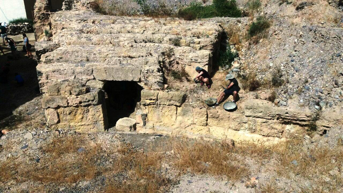 Visita a los trabajos de los voluntarios del I campo de trabajo Cartagena Arqueolgica en el Anfiteatro