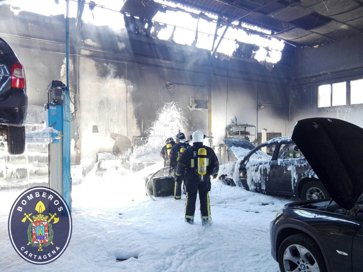 Extincin de un incendio de el concesionario Peugeot de la va rpida de La Manga