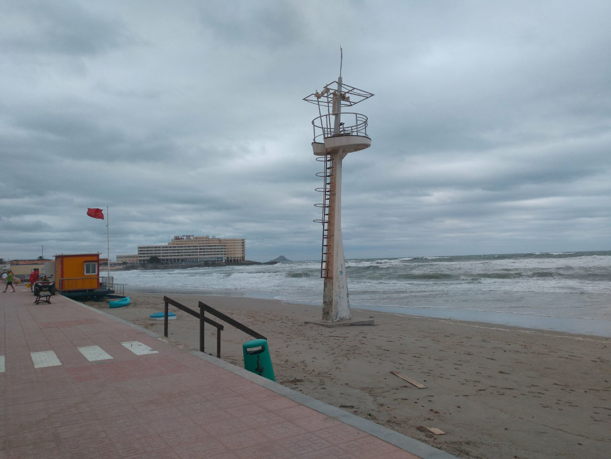 Imagen de la playa del Gala en La Manga, con bandera roja