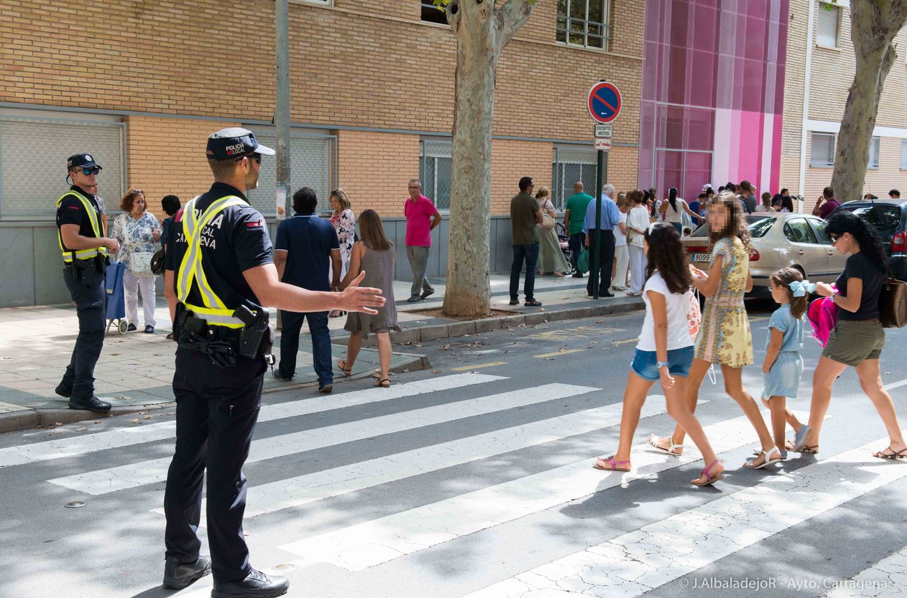 Policia Local de Cartagena control del trafico entrada y salida colegios (archivo)