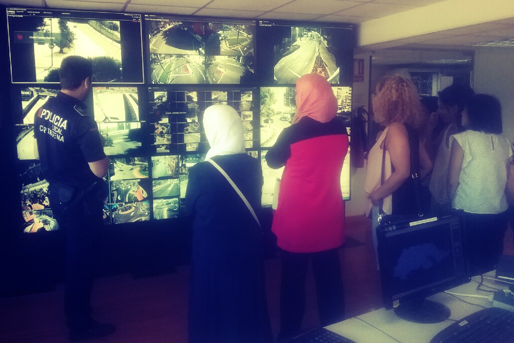 Visita de las mujeres del proyecto 'puentes para el empleo' a las instalaciones de Policía Local