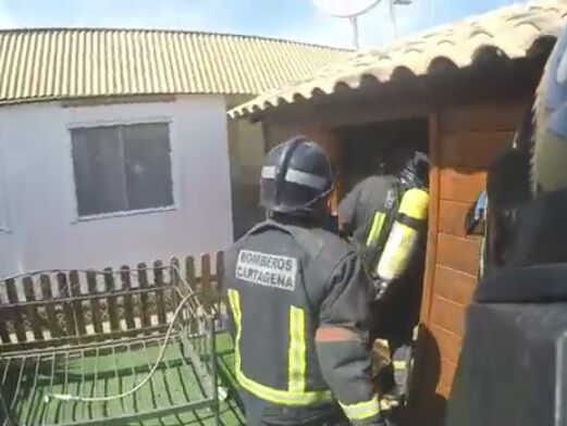 Bomberos de Cartagena se encargan de la extincin total de un fuego en una caseta de Villas carvaning