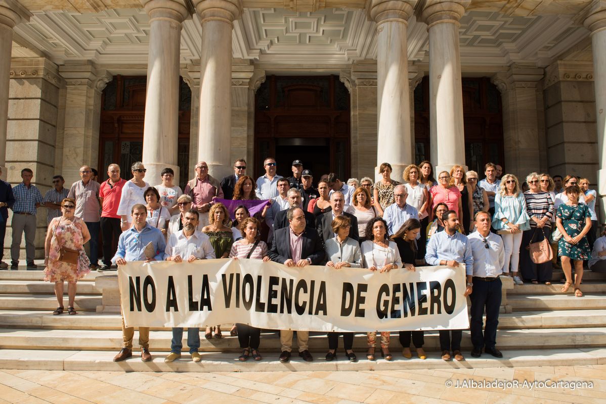 Minuto de silencio en repulsa al asesinato machista de Canteras