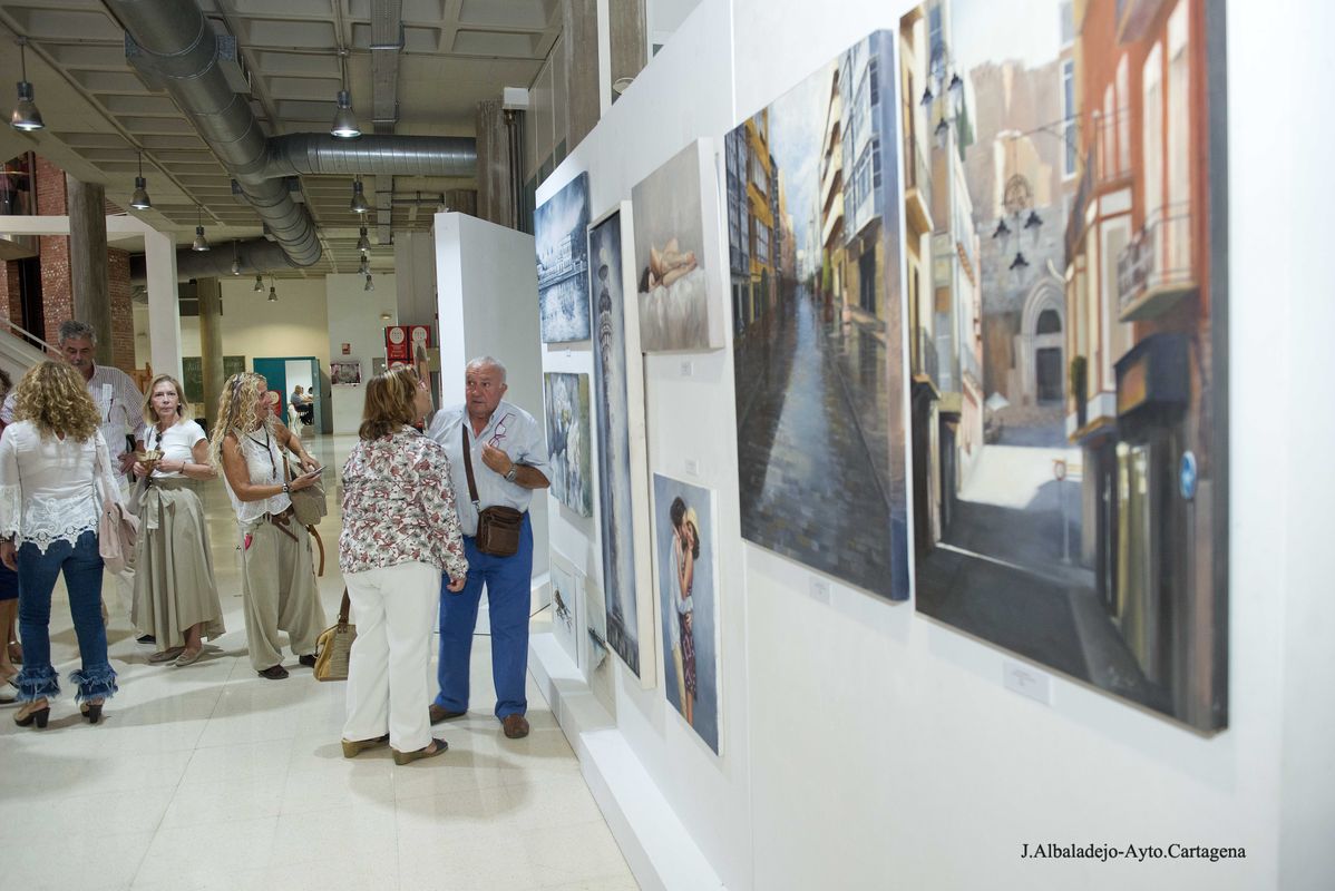 Inauguracin de la exposicin colectiva de las alumnas de la academia 'Pinta con Vincent'