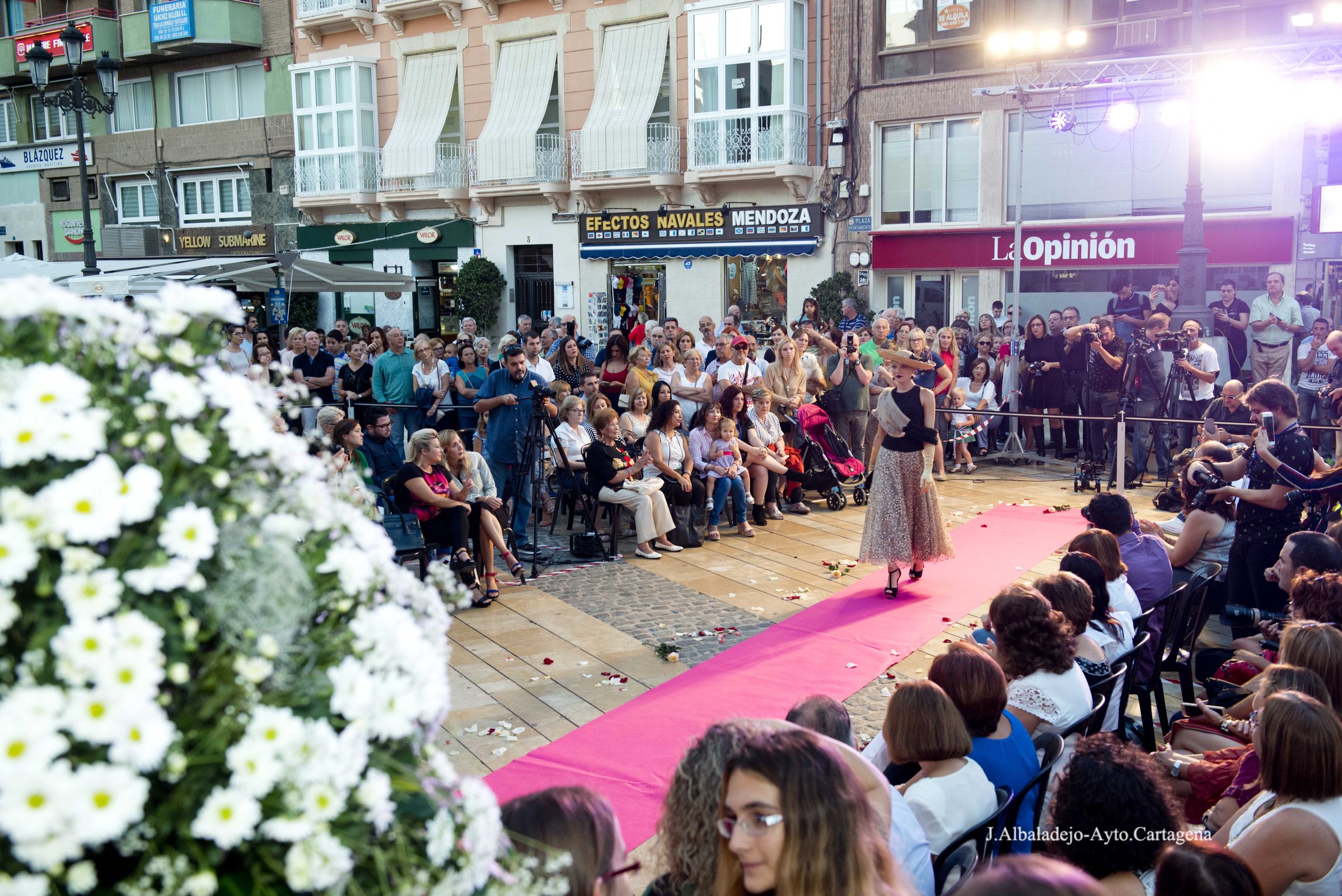 5 Desfile 'Moda en la calle' en la plaza del Palacio Consistorial