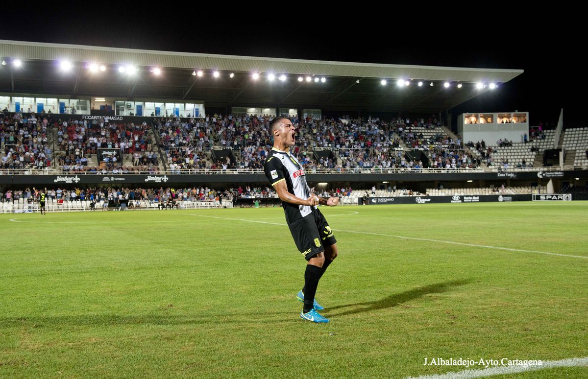 El 'Efes' recupera las buenas sensaciones en el estreno del nuevo csped del Cartagonova