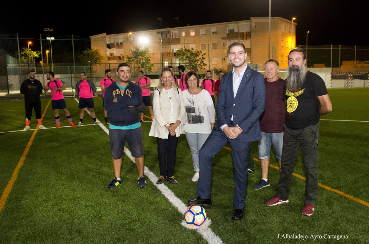 Saque de honor del primer partido de la liga local de aficionados