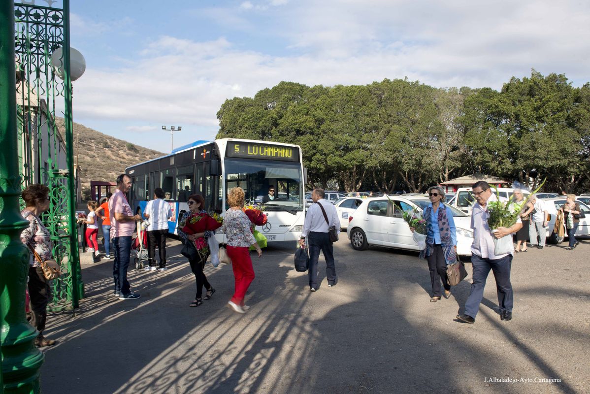 Imagen de archivo de los accesos al cementerio de Los Remedios en el da de Todos los Santos de 2016