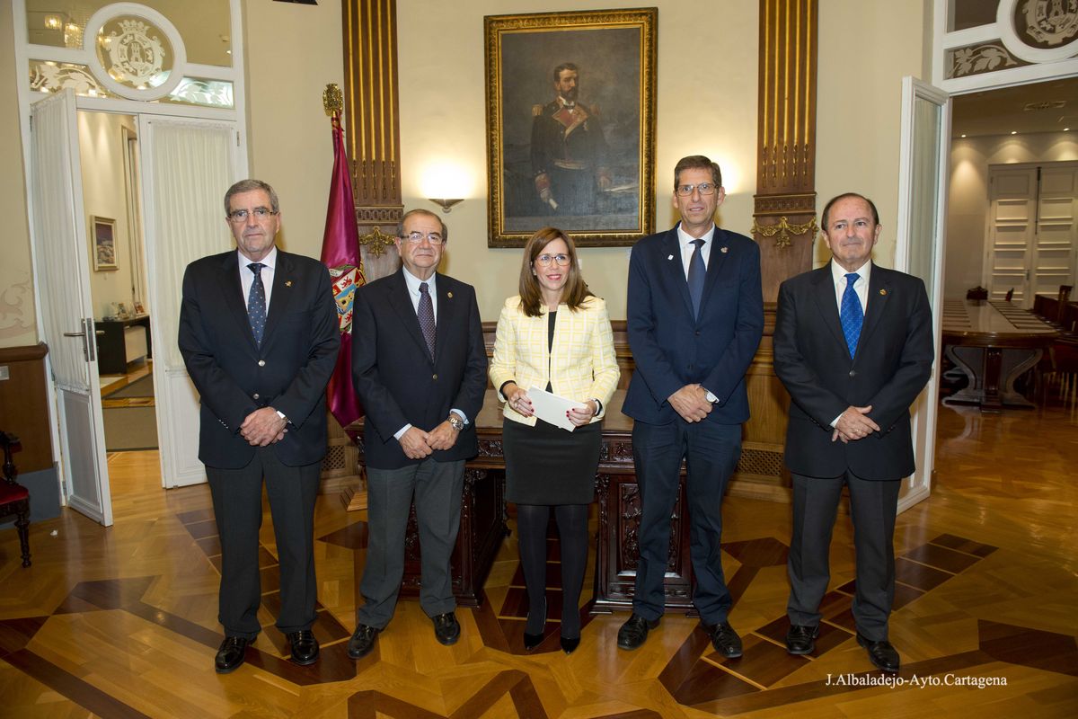 Los hermanos mayores con la alcaldesa