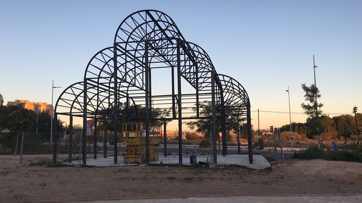 Instalacin de la estructura del Quiosco Verde junto al Palacio de los Deportes