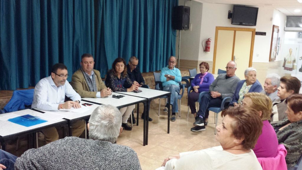 Reunin de concejales del Gobierno municipal con vecinos de Las 400