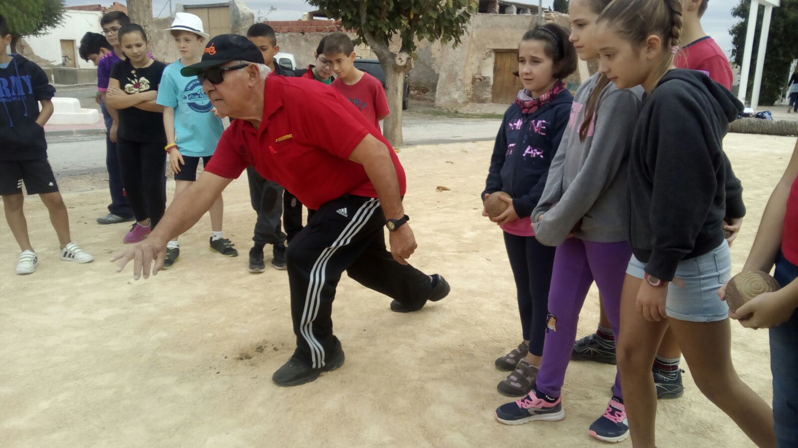 Pasando la bola, actividad bolos cartageneros en La Magdalena