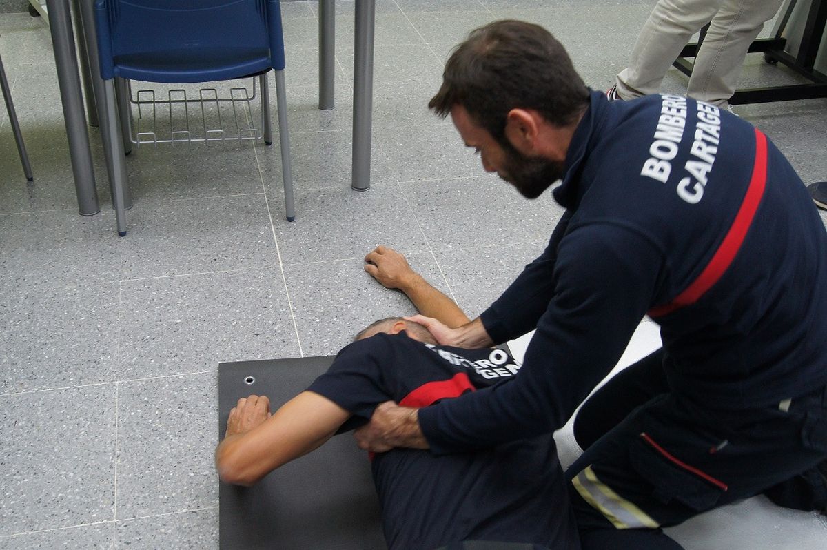 Curso de desfibrilador a los bomberos