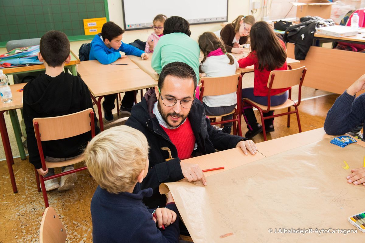Concejal de Educación, David Martínez en aula con niños.