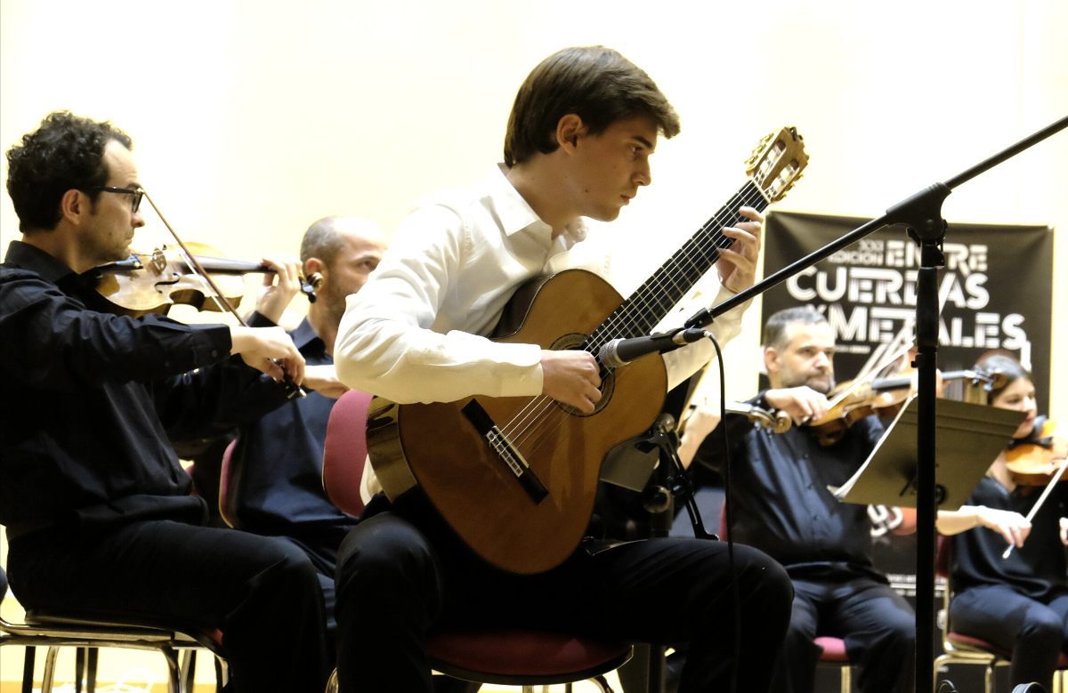 Antonio Molina en uno de los conciertos promocionales de Entre Cuerdas y Metales