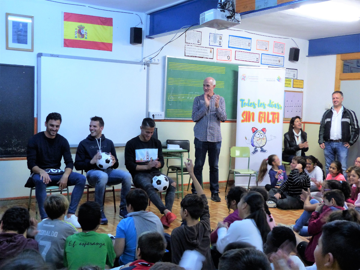 imagen de archivo de la visita de varios jugadores del FC Cartagena al CEIP La Asomada