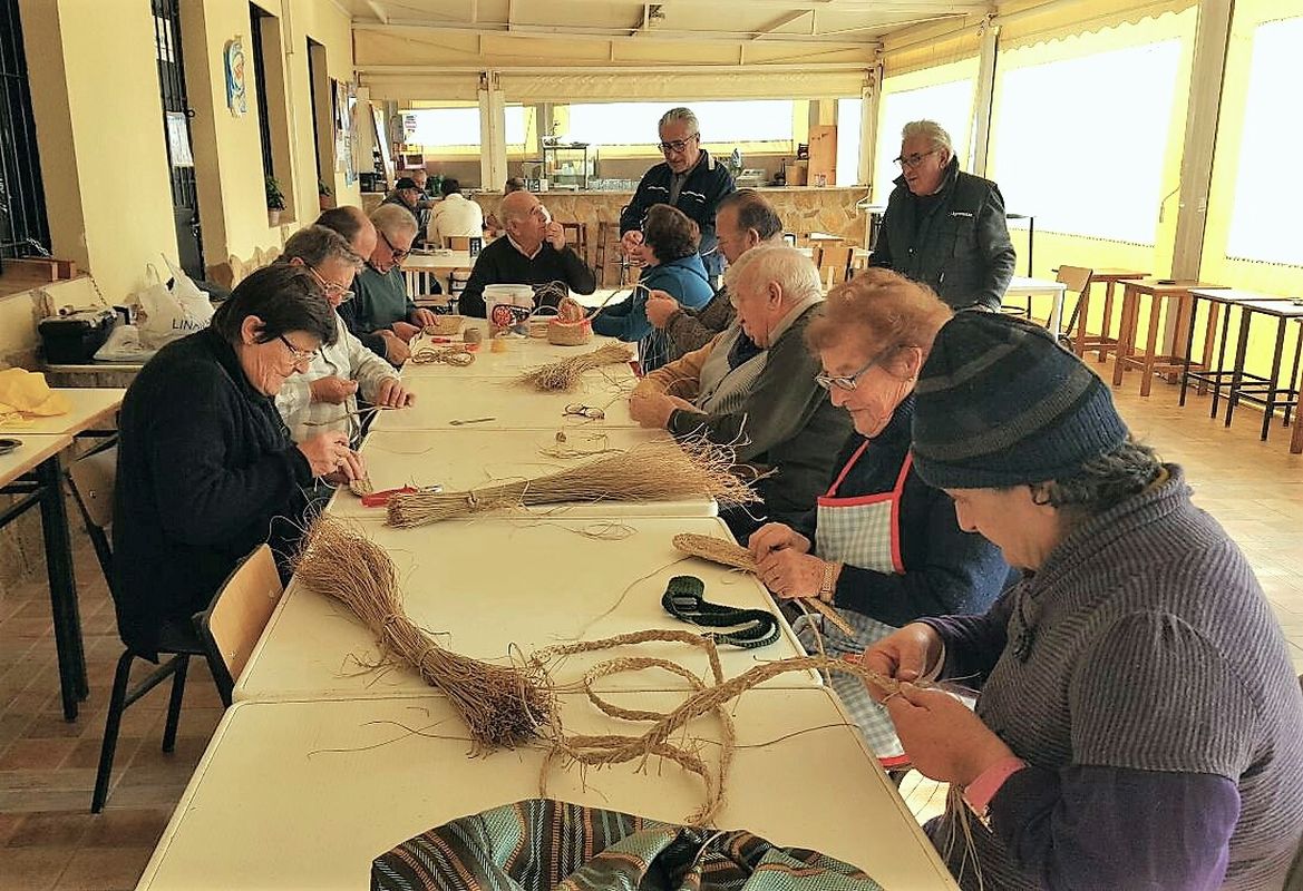 Talleres para transmitir el arte de trabajar el esparto