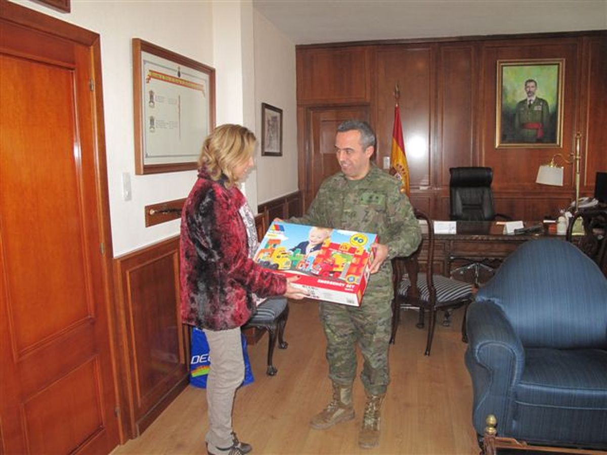 La concejala Carmen Martn en el acuartelamiento de Tentegorra