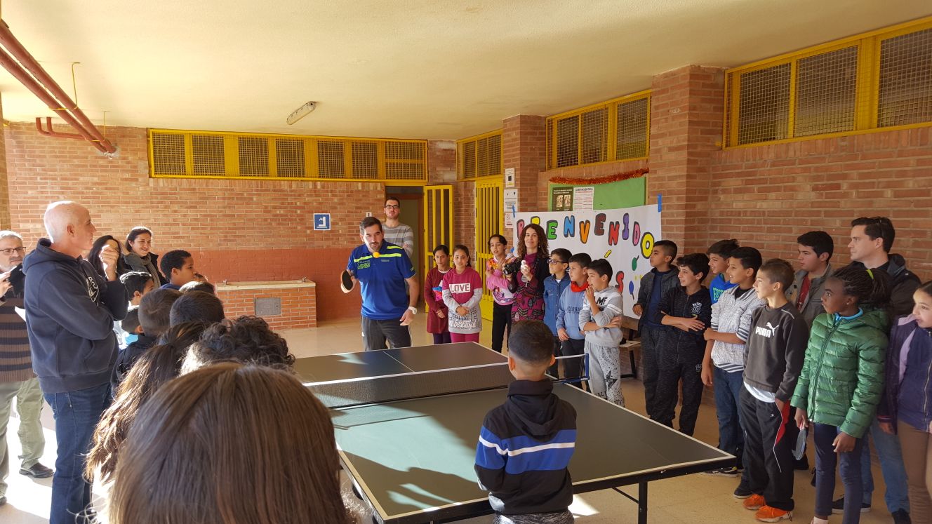 Visita del jugador Jess Cantero al colegio Vicente Medina, programas ADE y de Absentismo Escolar