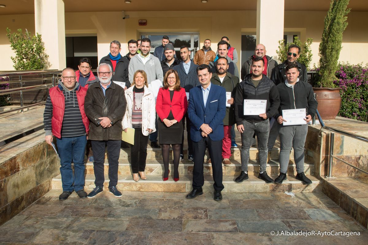 Entrega de diplomas del programa Barrio ADLE de Los Barreros y Villalba