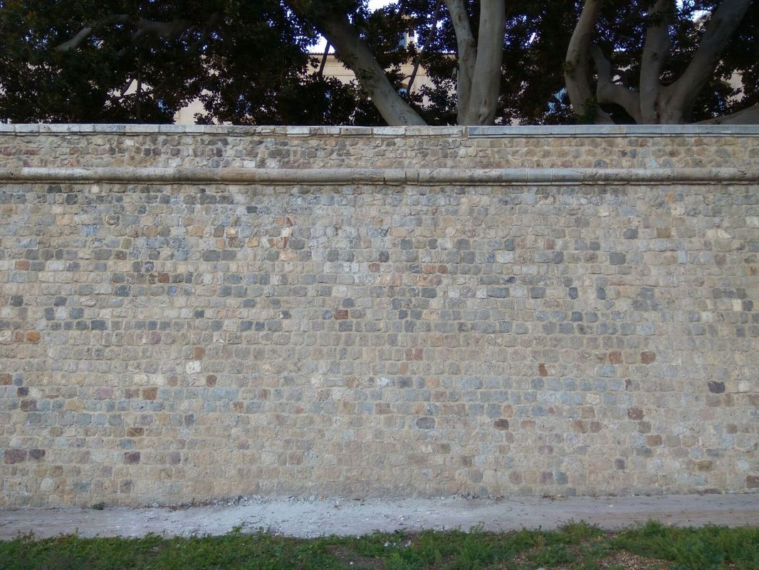 Pretil restaurado de la Muralla de Carlos III en el lienzo del antiguo Hospital Militar