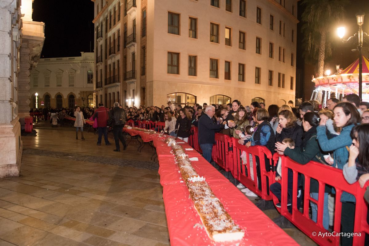 Fiesta del Roscn de Reyes Gigante - plaza del Ayuntamiento