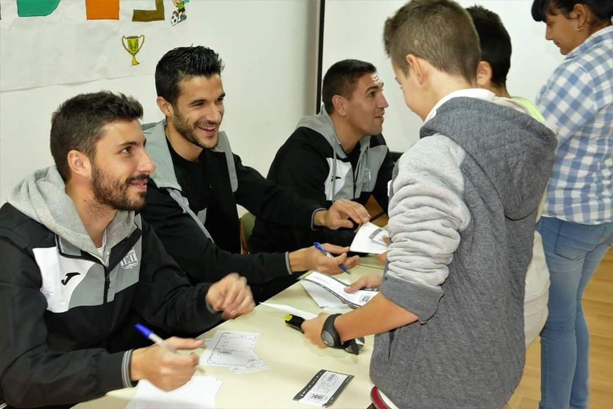 Visita de los jugadores del F. C. Cartagena al colegio Ntra. Sra. del Mar