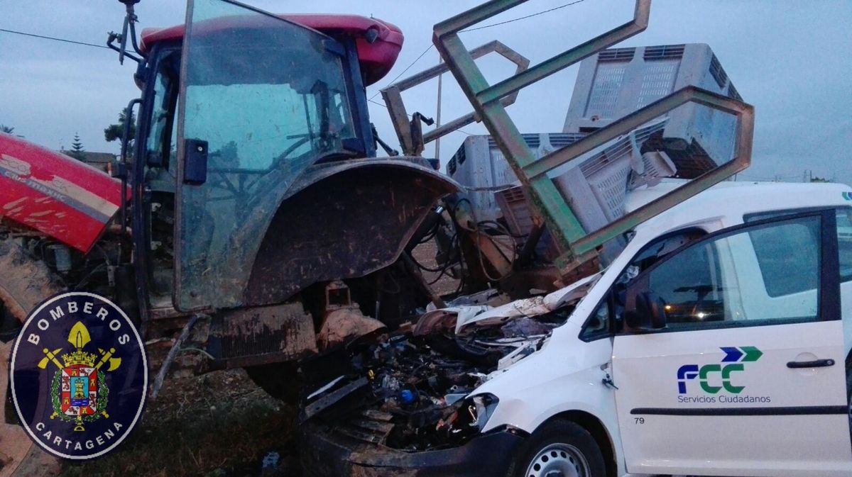 Rescatada una conductora tras colisionar con un tractor