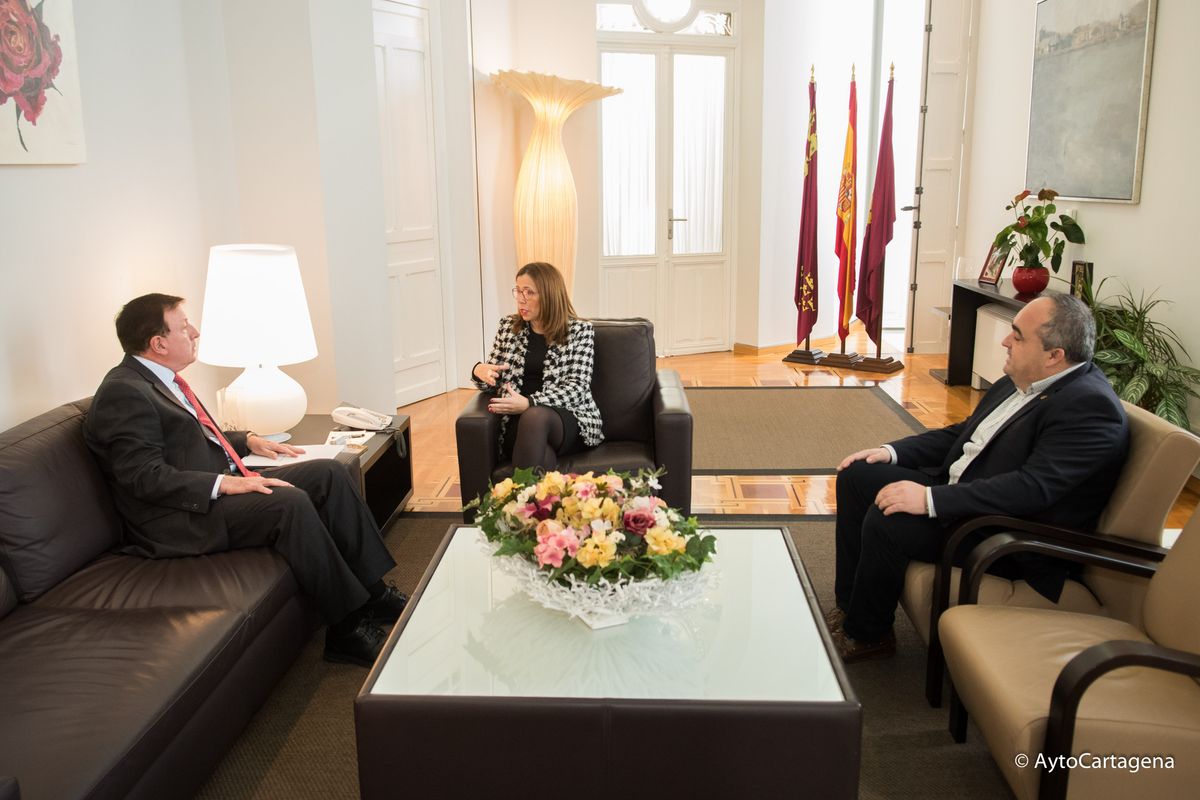 La alcaldesa se rene con el presidente de la Mancomunidad del Taibilla