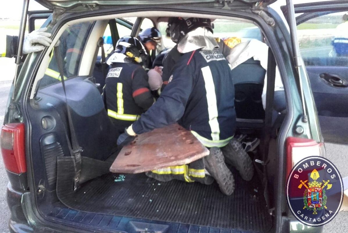 Rescate de los bomberos a los ocupantes de un monovolumen