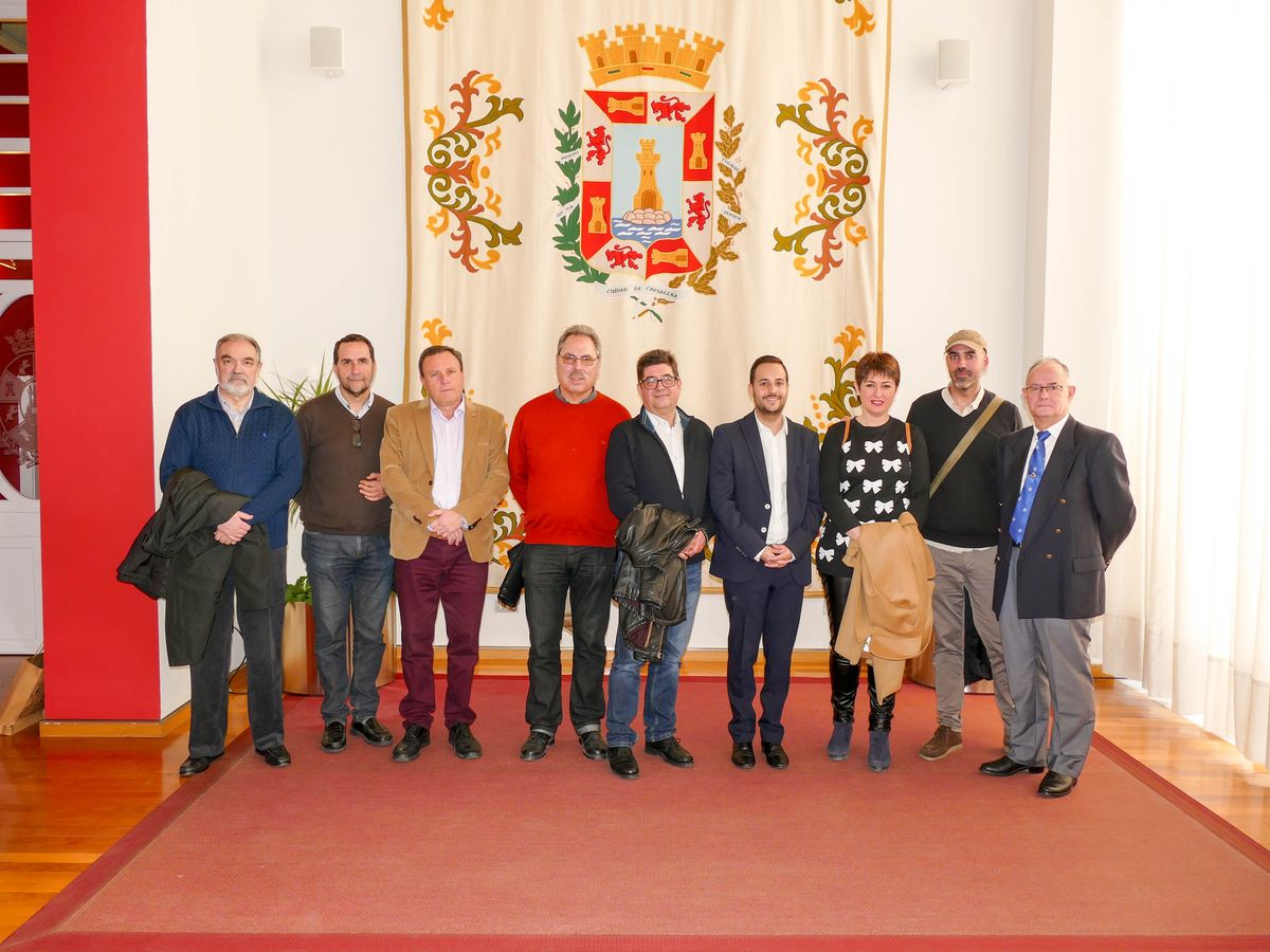 Visita de miembros de la Asamblea Amistosa Literaria Jorge Juan de Novelda al Palacio Consistorial