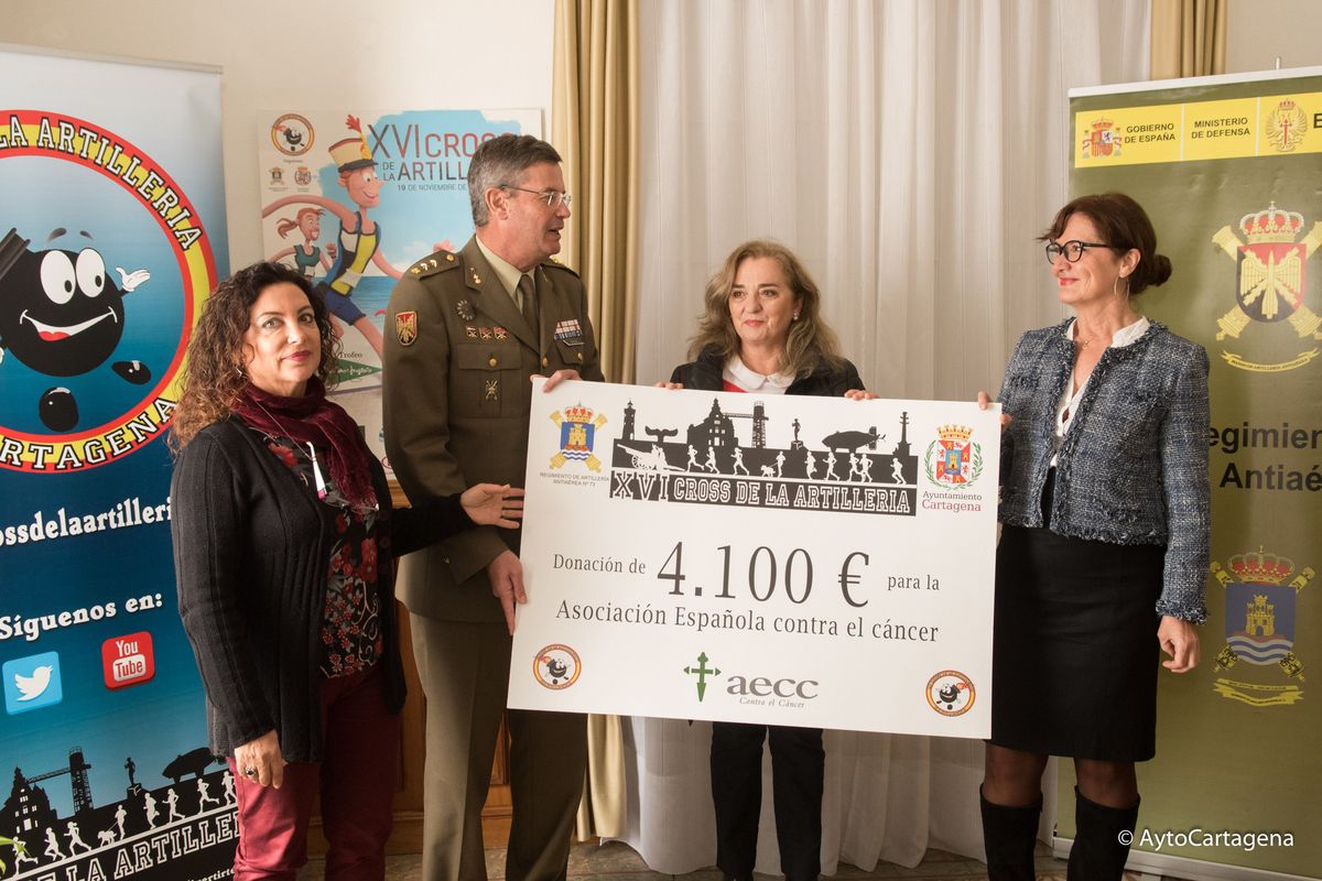 Entrega del cheque del Cross de Artillera a AECC, con la concejala de Deportes