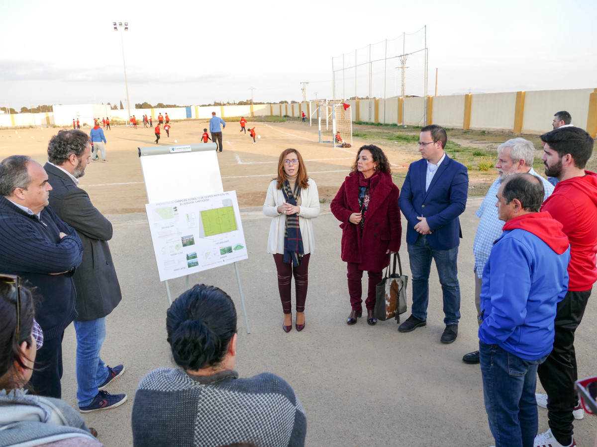 Visita de la alcaldesa, Ana Beln Castejn, al campo de ftbol de El Albujn donde se pondr csped artificial