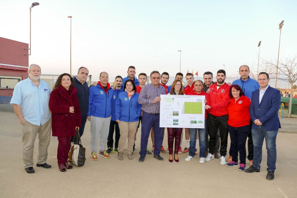 Visita de la alcaldesa, Ana Belén Castejón, al campo de fútbol de El Albujón donde se pondrá césped artificial