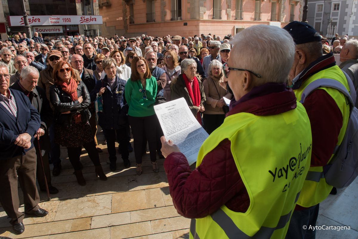 Concentracin de pensionistas ante el Palacio Cnsistorial