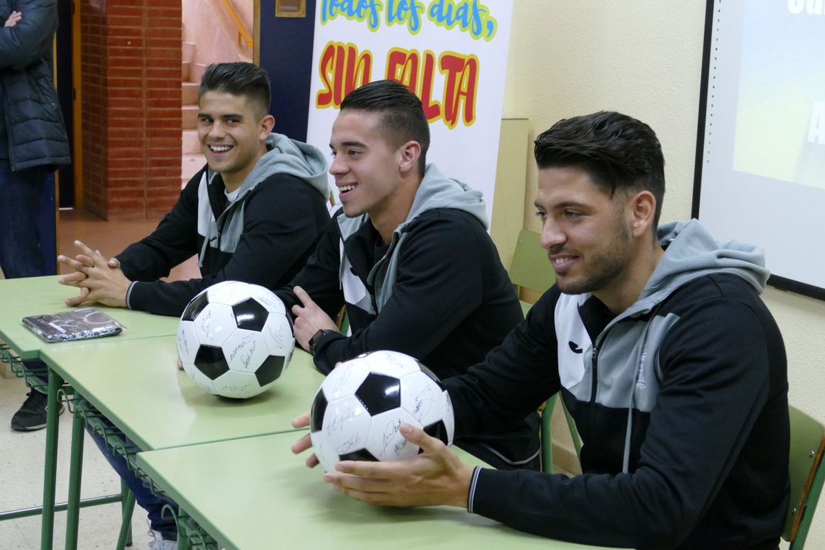 Jugadores del F.C. Cartagena visitarn el colegio San Antonio Abad