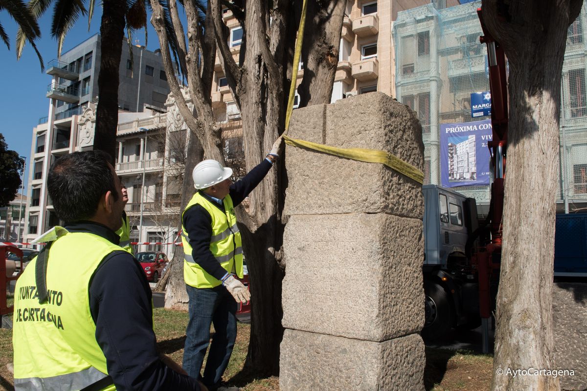 Retira el monolito de la IV Divisin de Navarra de los jardines de la Muralla del Mar- Ley Memoria Historica