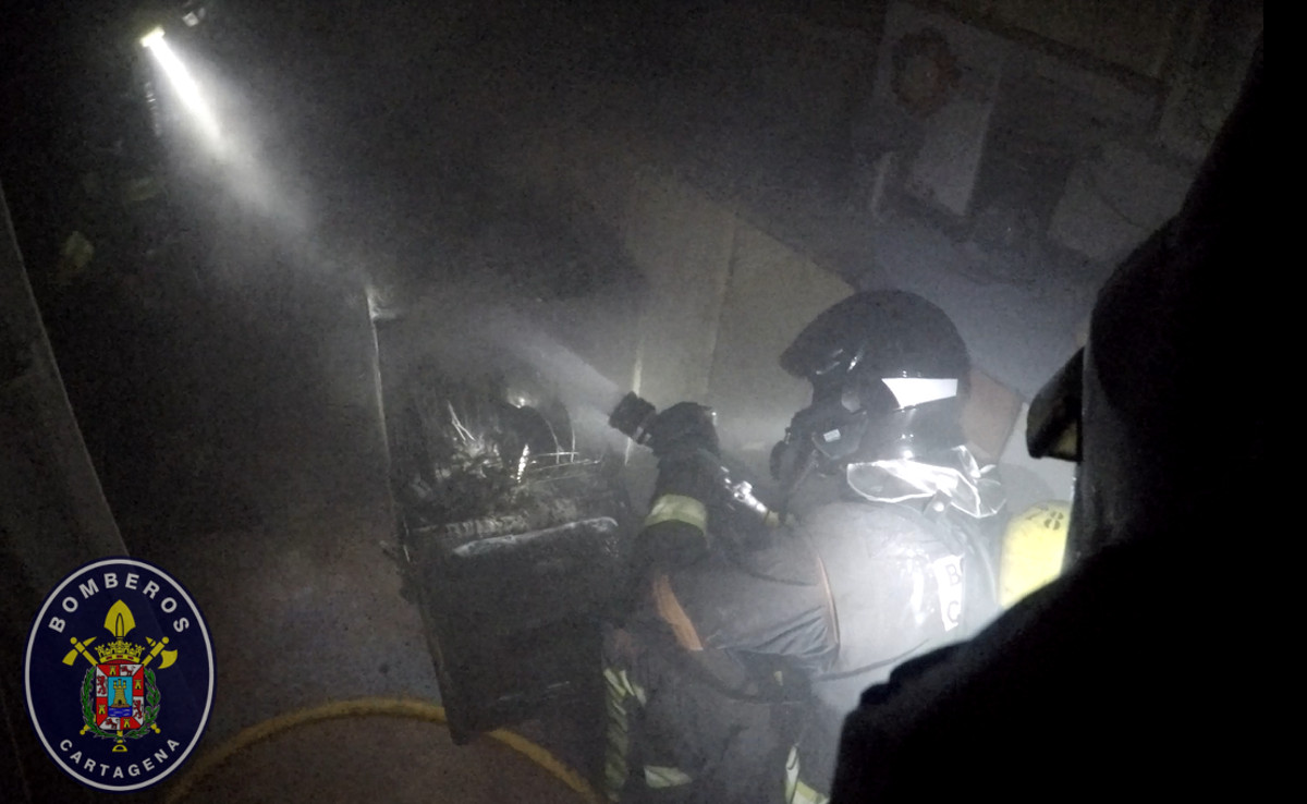 Bomberos sofocan un incendio en una vivienda de la Urbanizacin Mediterrneo originado por un lavavajillas