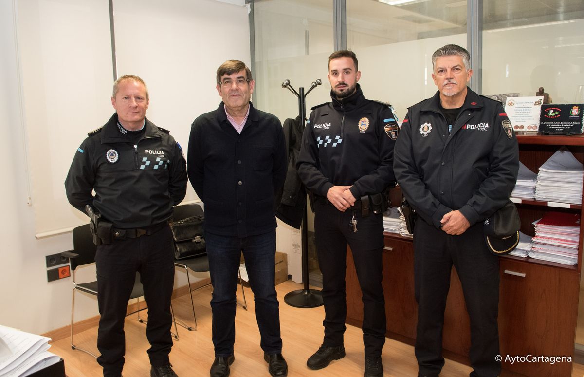 Aznar recibe a los aspirantes a oficiales de policas locales de la Regin de Murcia