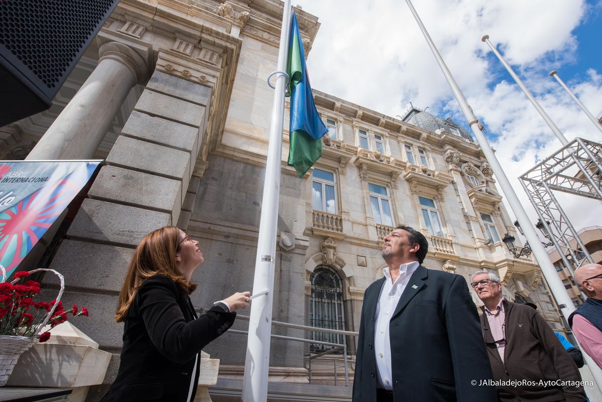 Lectura de manifiesto e izado de bandera para conmemorar el Día del Pueblo  Gitano