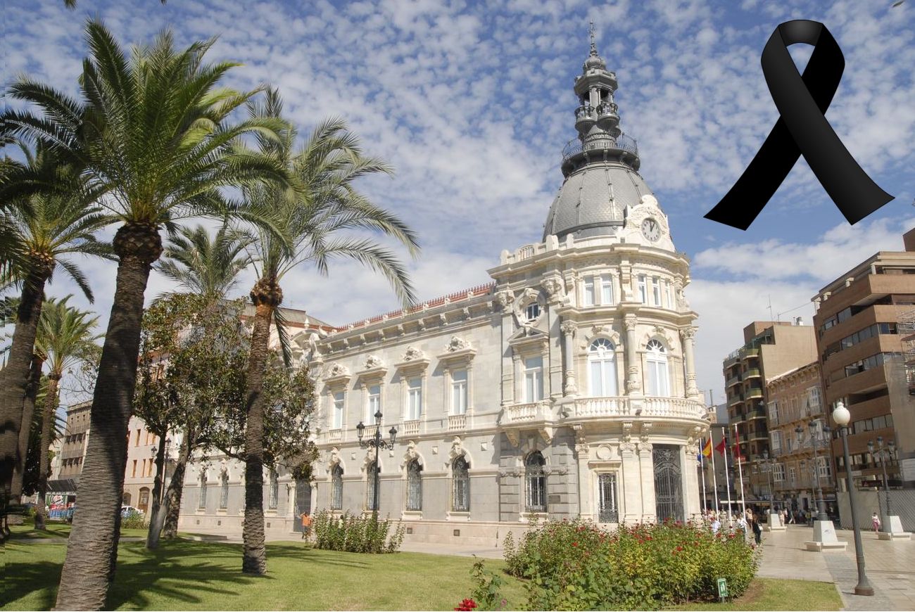 Minuto de silencio por la mujer asesinada en Murcia 2 133773