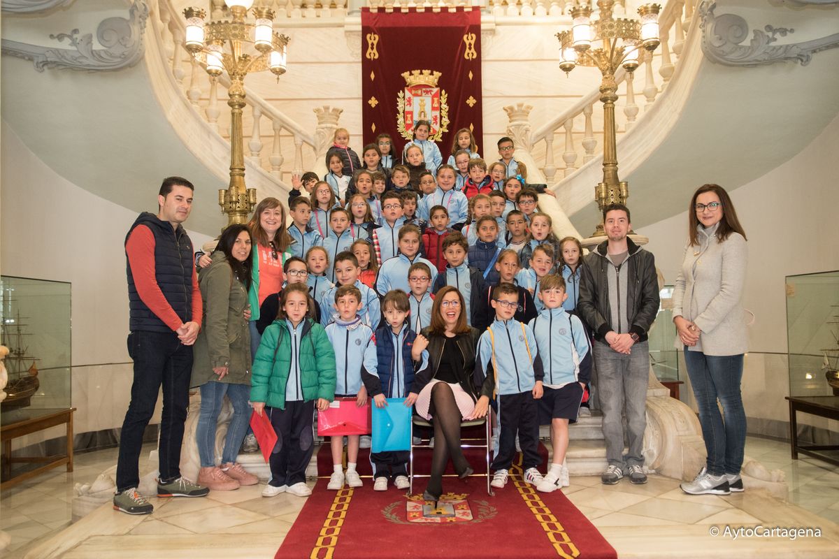 La alcaldesa posa con alumnos y alumnas del colegio San Vicente de Paul en el Palacio Consistorial