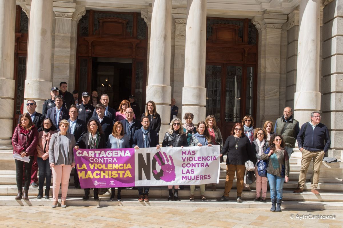 Minuto de silencio en Cartagena por la mujer asesinada en Murcia 2 133915