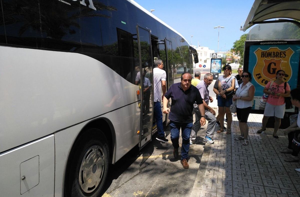 Nueva parada de autobs en Playa Paraso