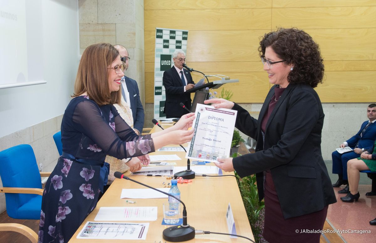 Entrega de diplomas a los estudiantes graduados en la UNED